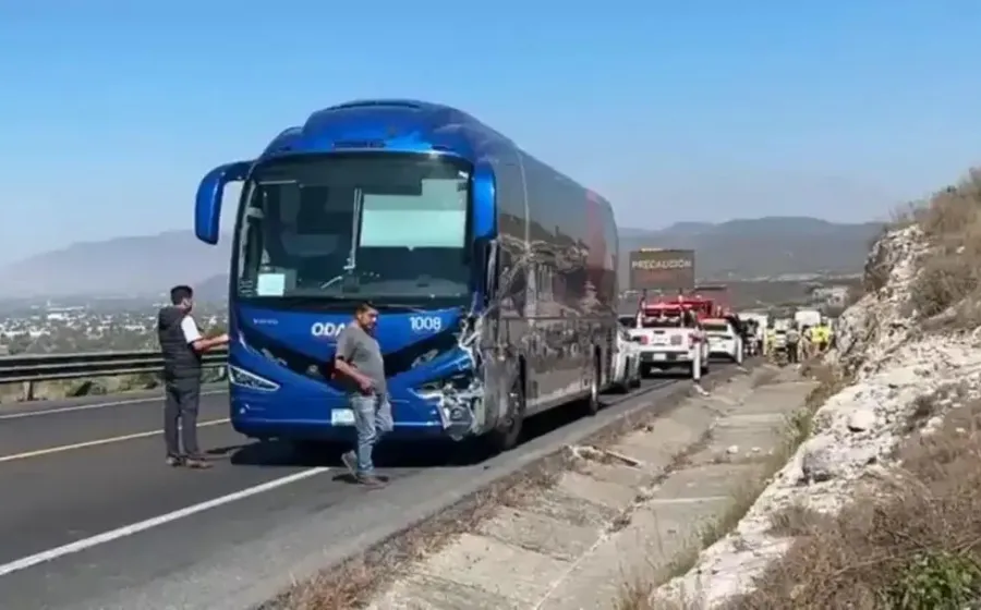 Camión de transporte de pasajeros sufre fuerte accidente en la Cuacnopalan–Oaxaca
