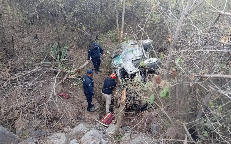 Presidente de Huatulco sufre accidente carretero, los tres ocupantes están lesionados