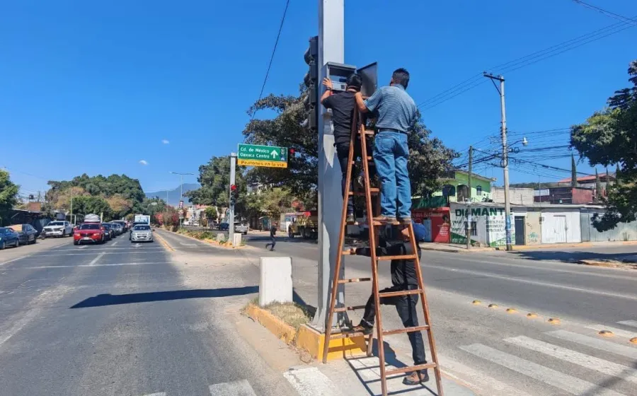 Por intervención técnica, semáforos de carretera Oaxaca-Puerto Ángel, en San Agustín de las Juntas, operarán en fase ámbar
