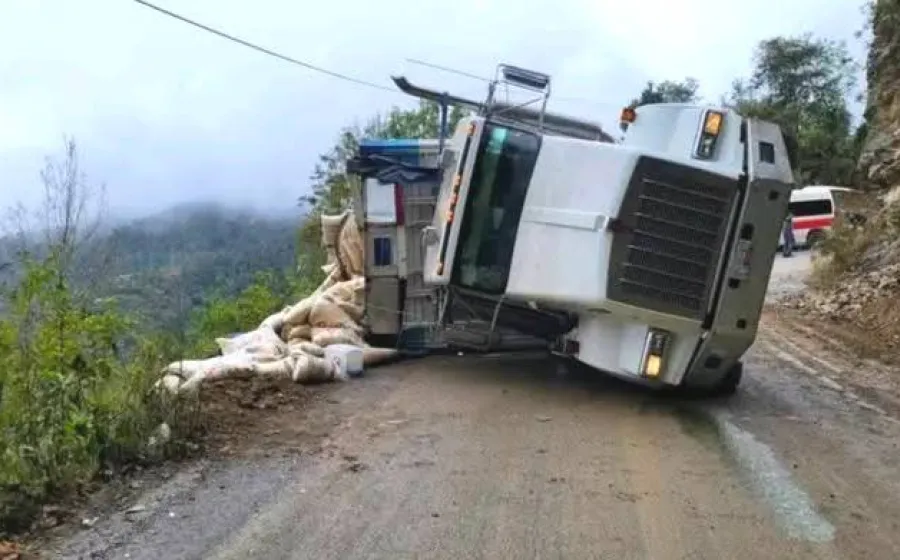 Camión cargado de maíz volcó en la Sierra de Flores Magón