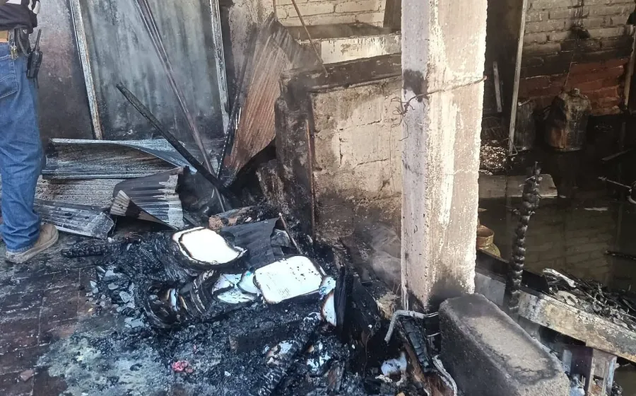 Se incendia casa en col. La Cascada 