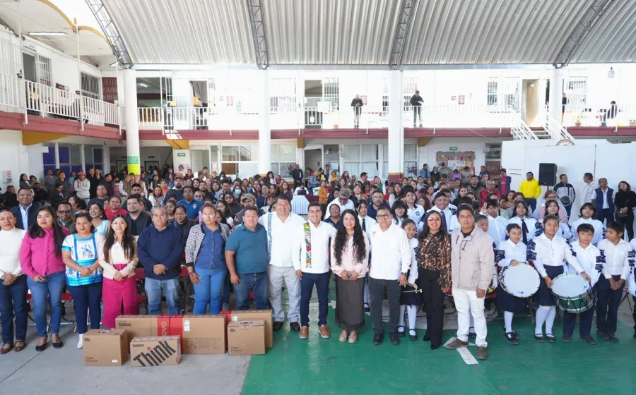 Fortalece Ayuntamiento de Santa Cruz Xoxocotlán equipamiento tecnológico en escuelas de nivel básico