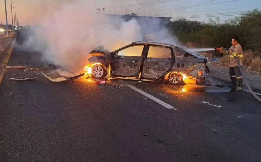 Choca su auto contra poste, se incendia