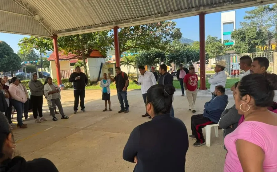 Presenta IEEPO a docentes en escuela primaria "Emiliano Zapata", de Vega del Sol 