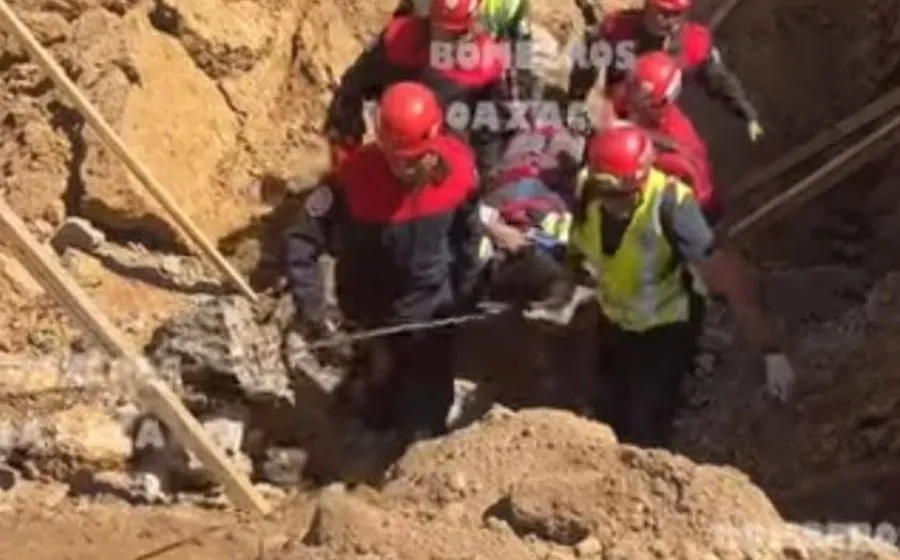 Bomberos salvan a hombre atrapado en derrumbe por obra de drenaje