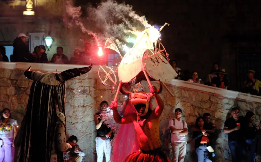 El corazón de la capital latió al ritmo de 14 carnavales oaxaqueños