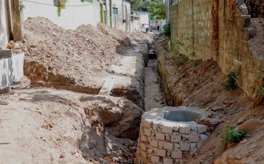 Gobierno juchiteco atiende drenaje en Camino Verde