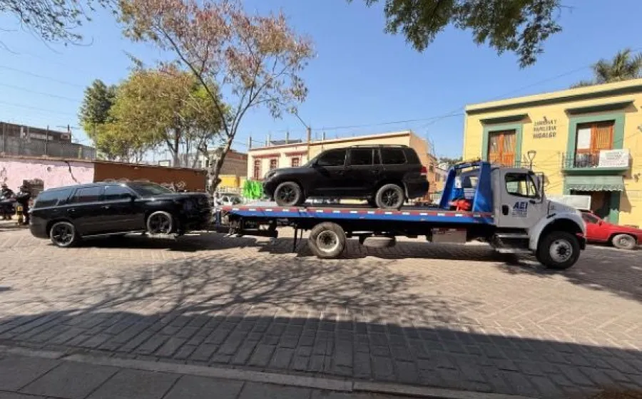 Aseguran dos camionetas blindadas y detiene a dos personas tras incidentes, vehículos no cuentan con permisos federales