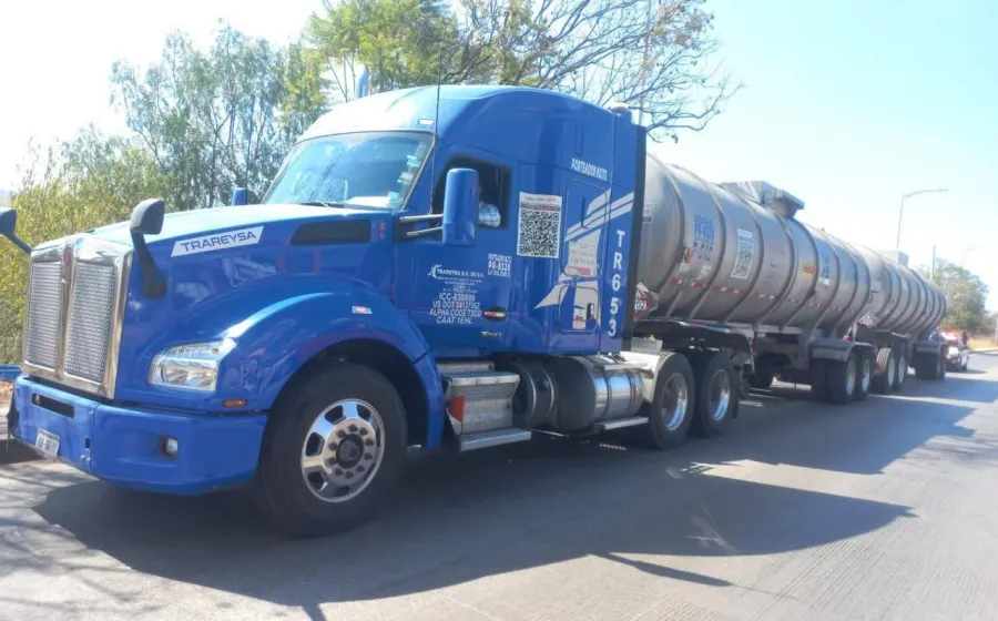 Asegura Policía Vial Estatal tráiler con reporte de robo y pipa sin permiso para transportar gas LP en Oaxaca  