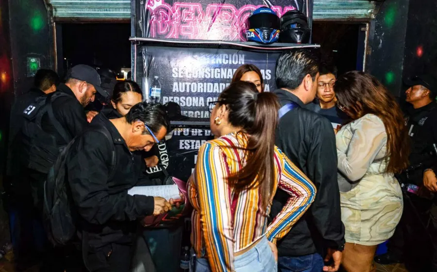 Detienen a dos por corrupción de menores y clausuran locales durante operativo nocturno en bares de los Valles Centrales