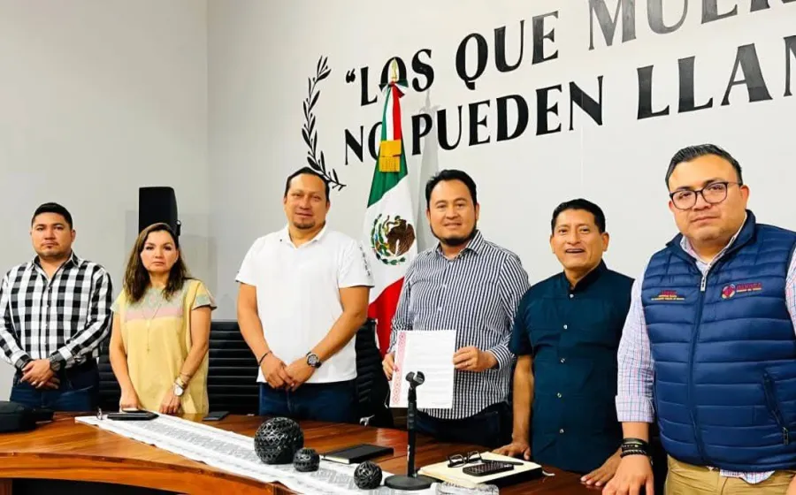 Emilio Montero entrega respuesta de pliego de normalistas