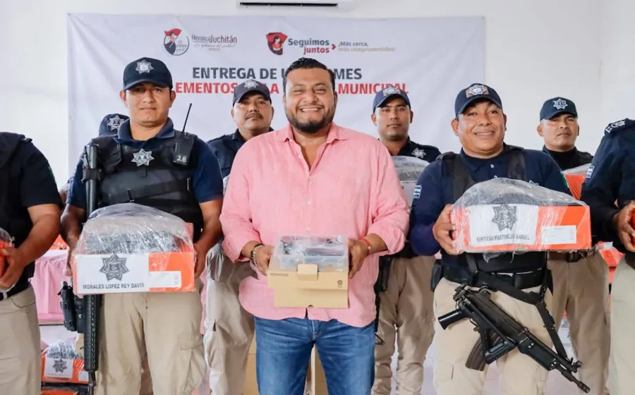 Entrega Miguel Sánchez uniformes y equipo a policías de Juchitán 