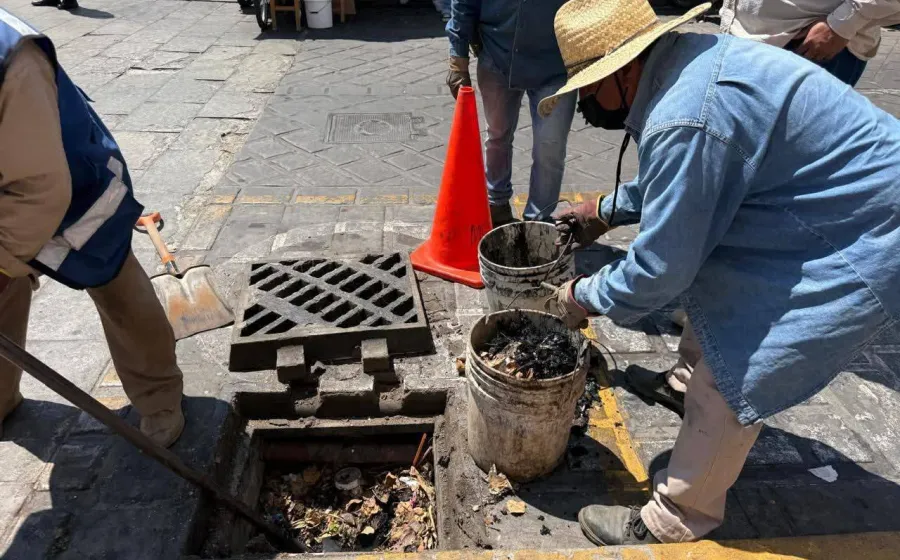 Se atiende reporte de malos olores en la calle García Vigil