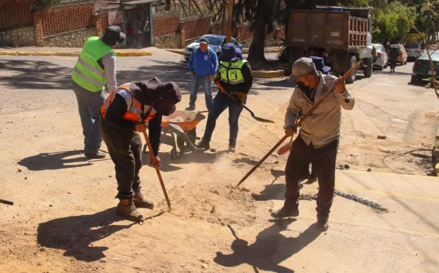 Con energía continúan acciones de bacheo en la capital