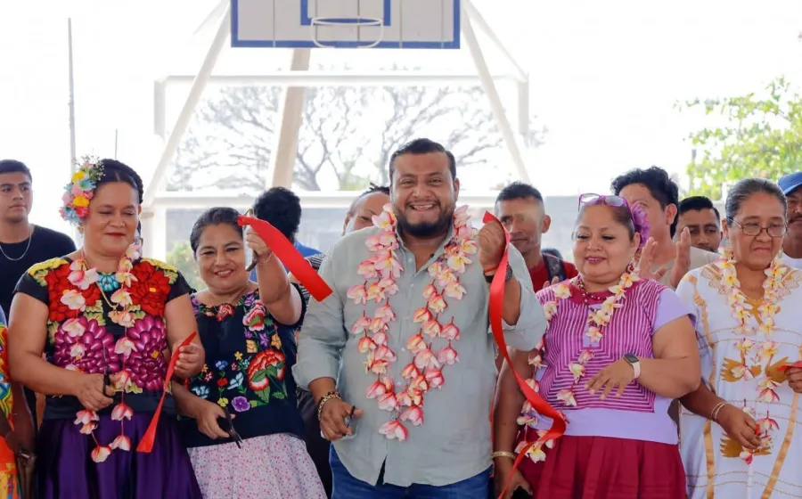 Miguel Quetu entrega techado que mejora la cancha de usos múltiples de la col. Saúl Martínez 