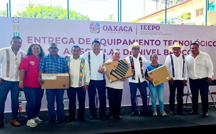 Entregan equipo tecnológico a 149 escuelas de Soyaltepec