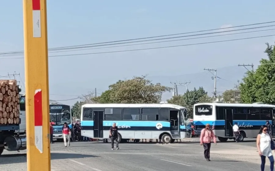 Vecinos de la colonia Guillermo González Guardado, en la Villa de Zaachila, volvieron a instalar este jueves un bloqueo en el crucero conocido como la Y griega, punto donde se conectan las rutas hacia Zimatlán y Santa Inés del Monte, con la finalidad de presionar al gobierno municipal para que atienda su petición de convertir la colonia en agencia municipal.  Iván Ventura Narciso, presidente de la colonia, explicó que la solicitud para que el asentamiento obtenga la categoría de agencia municipal cuenta con