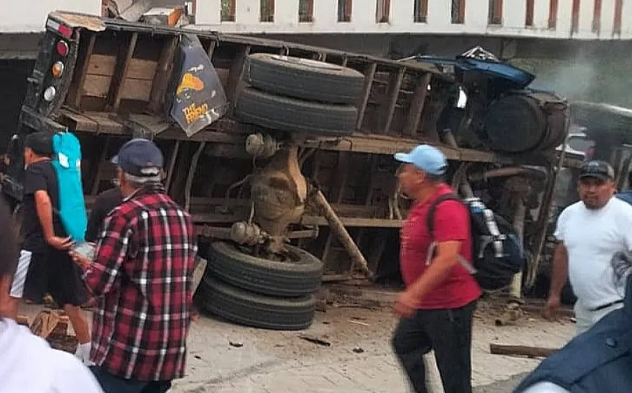 Fiscalía investiga accidente en Guelatao