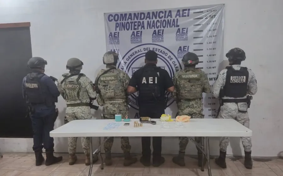Fiscalía de Oaxaca asegura drogas, arma de fuego y cartuchos tras cateo en Pinotepa Nacional