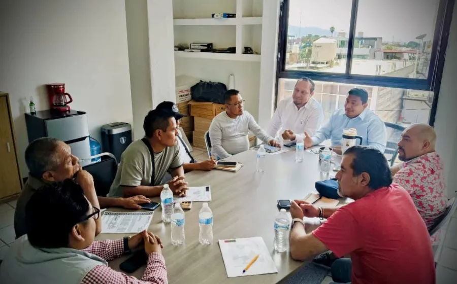 IEEPO atiende demandas educativas en la región Triqui, mantiene diálogo con el MULT 
