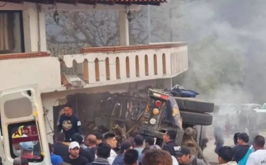 Dos fallecidos en Guelatao por accidente de un carro pesado  