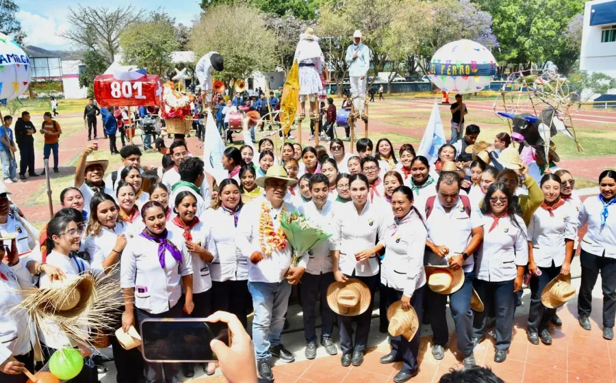 Amilcar Sosa, Padrino de lujo para la generación 2022-2026 de Enfermería 801 de la UABJO