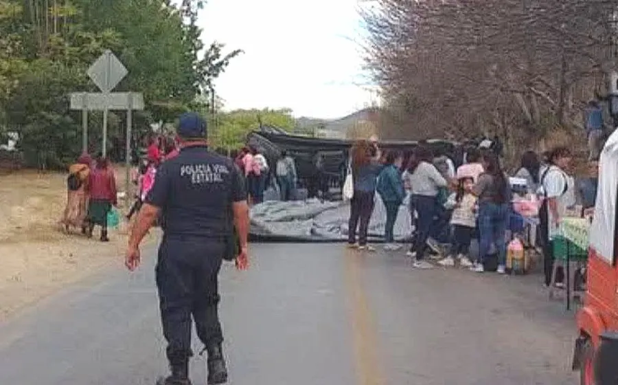 Bloquean carretera 135 en la Cañada
