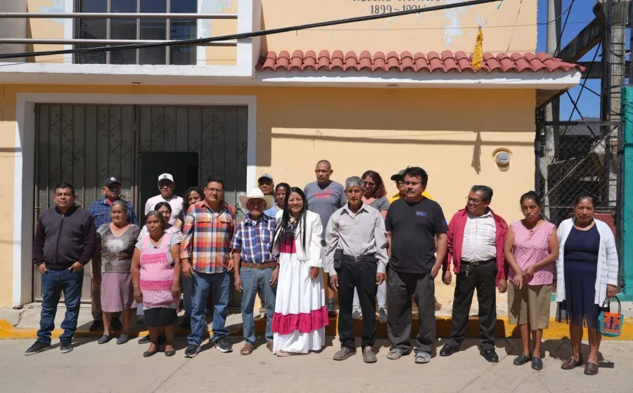 Nancy Benítez entrega luminarias en la colonia Rufino Tamayo de Xoxocotlán