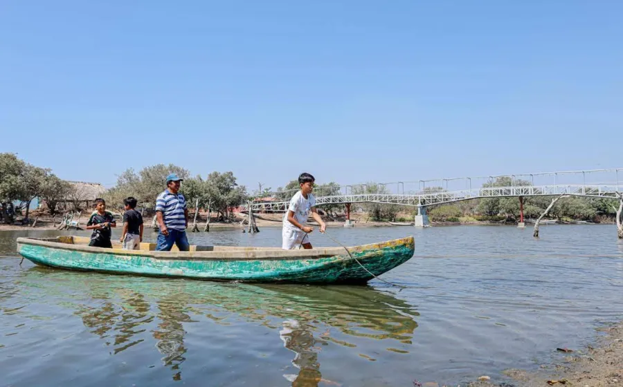 Entrega Miguel Quetu puente peatonal a familias de Playa Vicente, mejorará su traslado diario