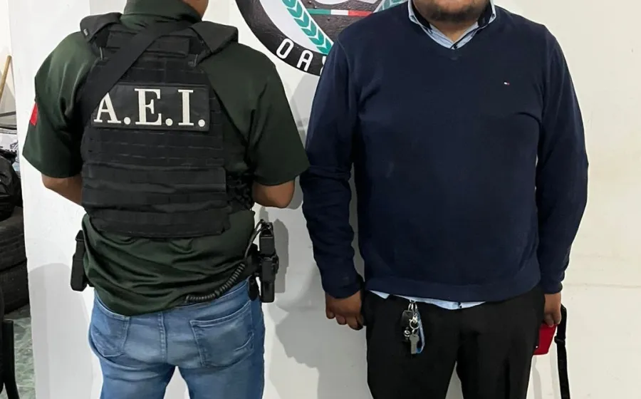 Fiscalía detiene a una persona y asegura un arma ilegal en transporte con destino a Santa Lucía Ocotlán
