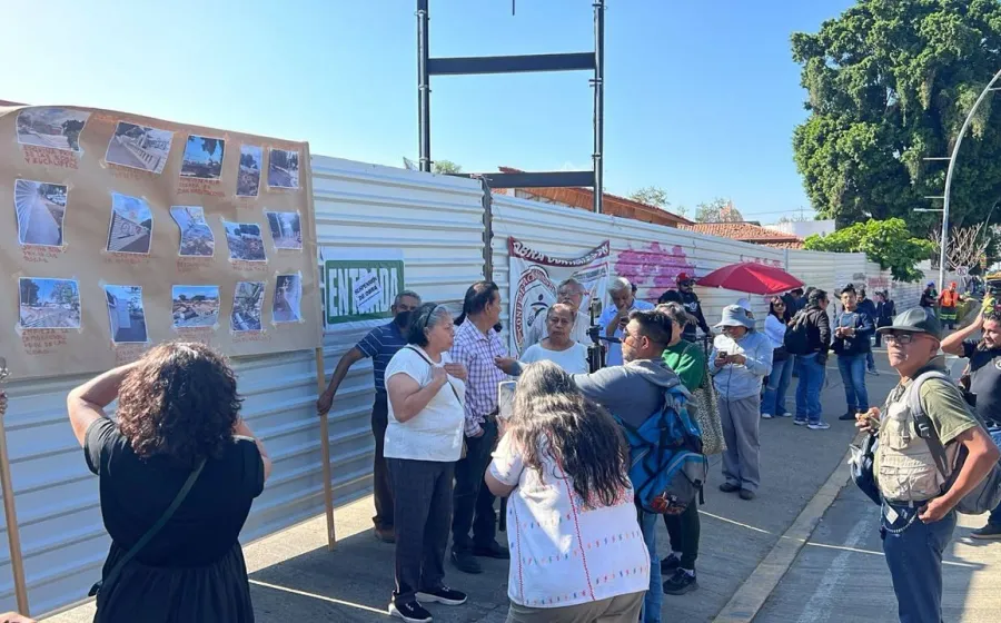 Protestan vecinos en obra de Plaza Comercial, aseguran que construcción afecta sus propiedades