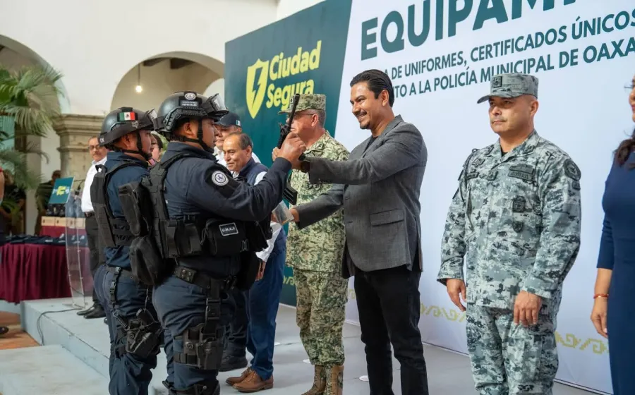 Entrega Ray Chagoya equipamiento a Policía Municipal