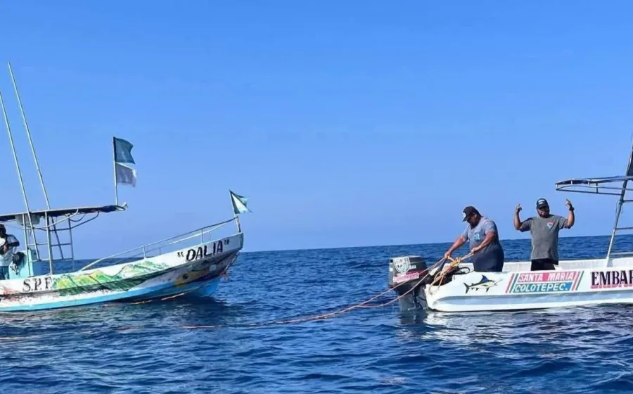 Salvan a pescadores que quedaron a la deriva en el mar a 8 millas de Puerto Escondido 