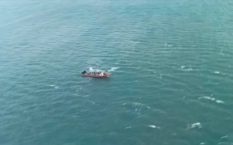 Personal naval fortalece labores de búsqueda de menor extraviadaen la costa de San Mateo del Mar con una aeronave