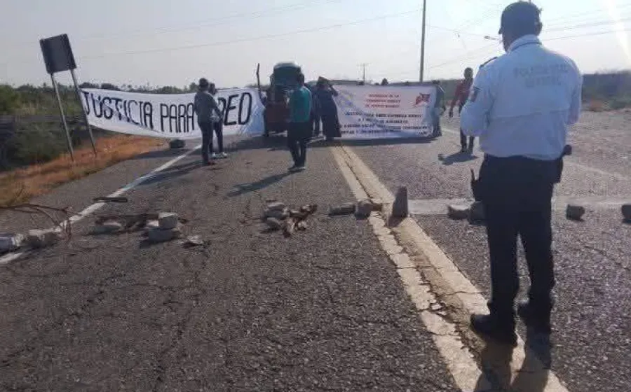 Bloquean carretera Tehuantepec - Juchitán para exigir justicia por joven atropellado