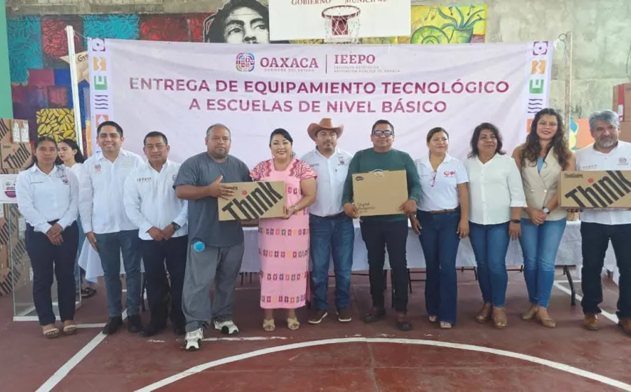 IEEPO entrega equipo y mobiliario escolar en Loxicha
