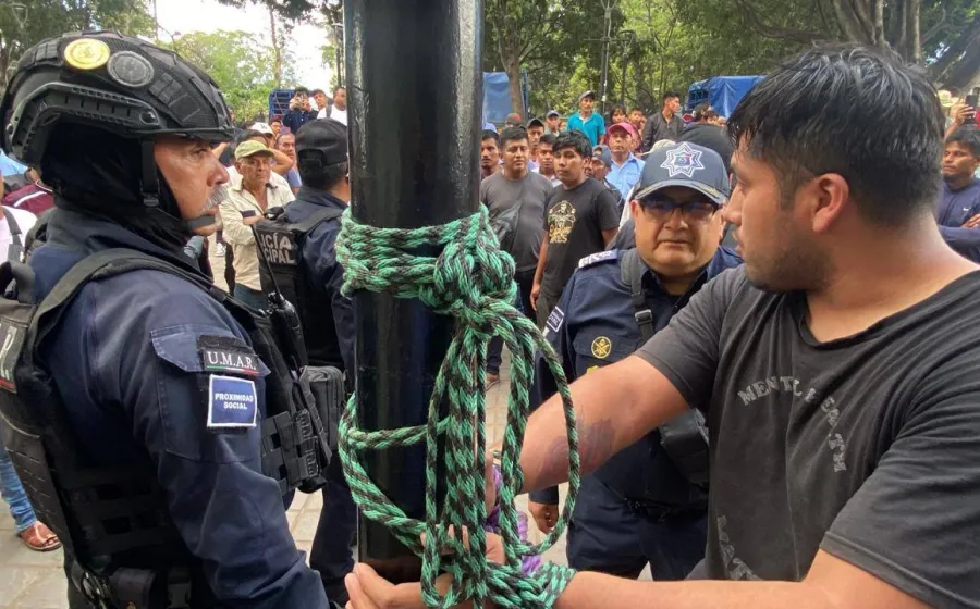 Manifestantes detienen a empleados del Municipio de Oaxaca de Juárez