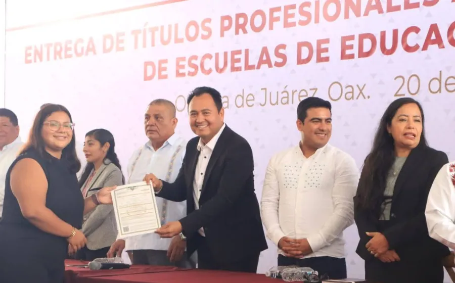 Entrega IEEPO 1342 títulos profesionales a egresados de escuelas normales