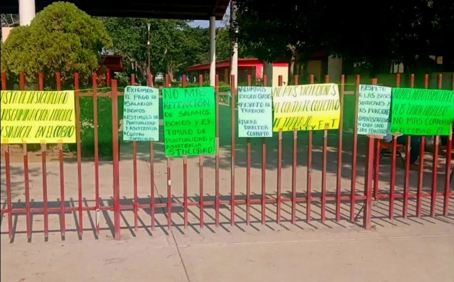Desesperados trabajadores toman el COBAO-15 en Unión Hidalgo por falta de pagos