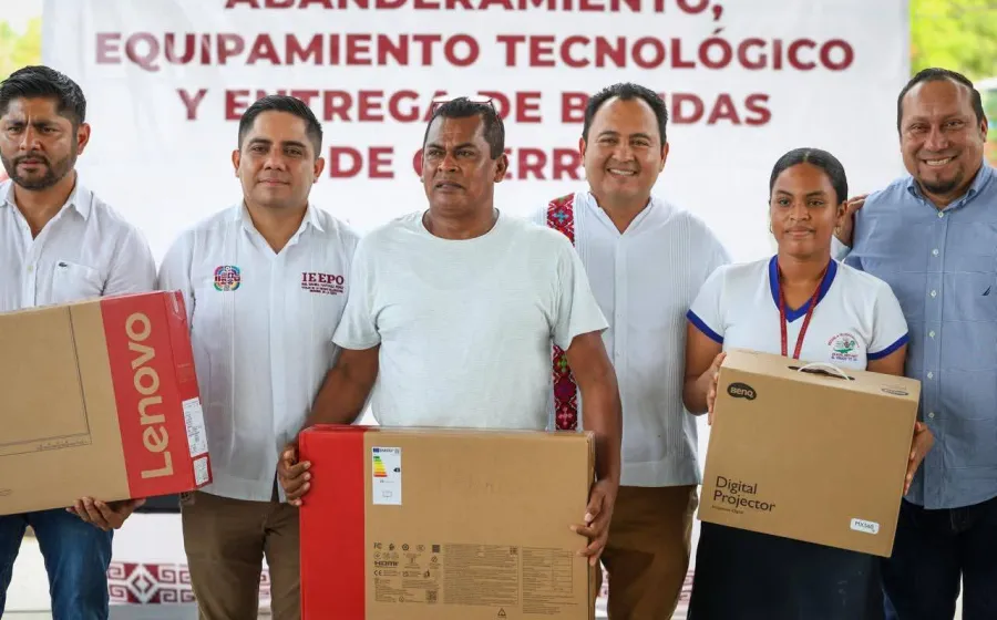 Reciben escuelas de Tututepec equipamiento tecnológico y material cívico