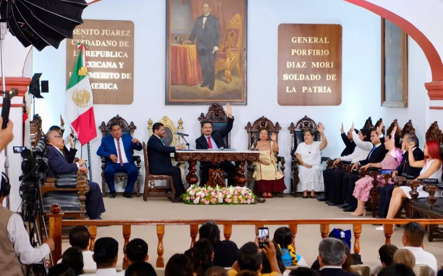 Ray Chagoya reconoce a ciudadanos y ciudadanas por su aporte a Oaxaca de Juárez en su 494 aniversario