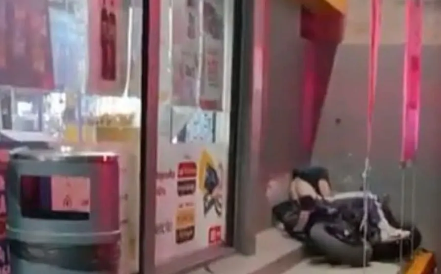 Con potente motocicleta se impacta en barda 