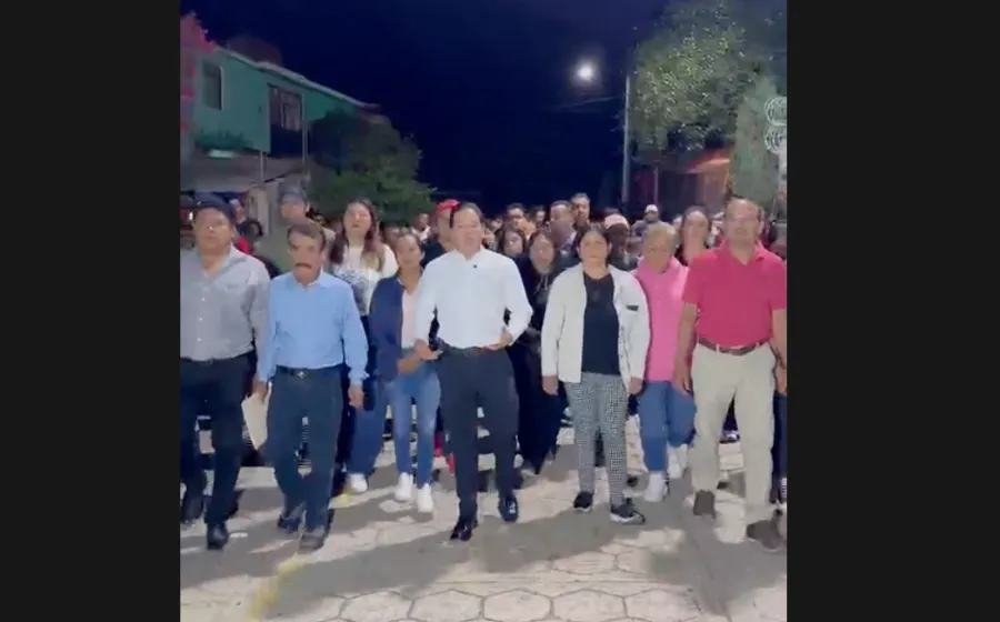 El Presidente Municipal de Santa Lucía del Camino, Juan Carlos García Márquez, recorrió las calles del Fraccionamiento La Vijarra como parte del programa “Santa Lucía Segura e Iluminada”.  Este esfuerzo, que suma voluntades con el programa estatal “Senderos Seguros” tiene como objetivo identificar puntos oscuros y mejorar la infraestructura urbana.  Durante la jornada, el edil detectó que la principal necesidad de esta colonia es el mantenimiento del arbolado, por lo que las direcciones correspondientes ya 