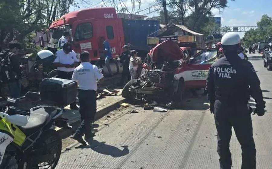 Muere bebé tras fuerte choque entre camioneta y tráiler en Oaxaca