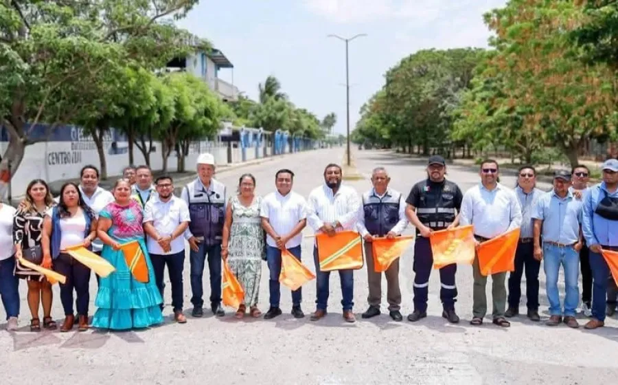 Miguel Quetu da banderazo a la rehabilitación del Periférico de Juchitán