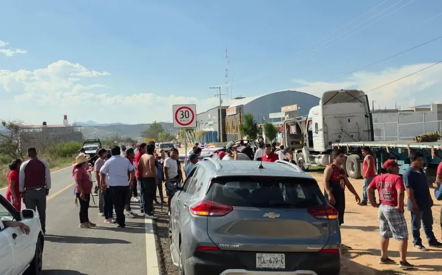 Doble remolque provoca destrozos en Viguera y carretera federal; ciudadanos lo detienen