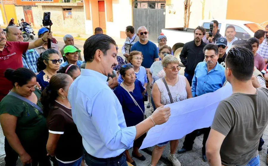 Ray Chagoya supervisa obras