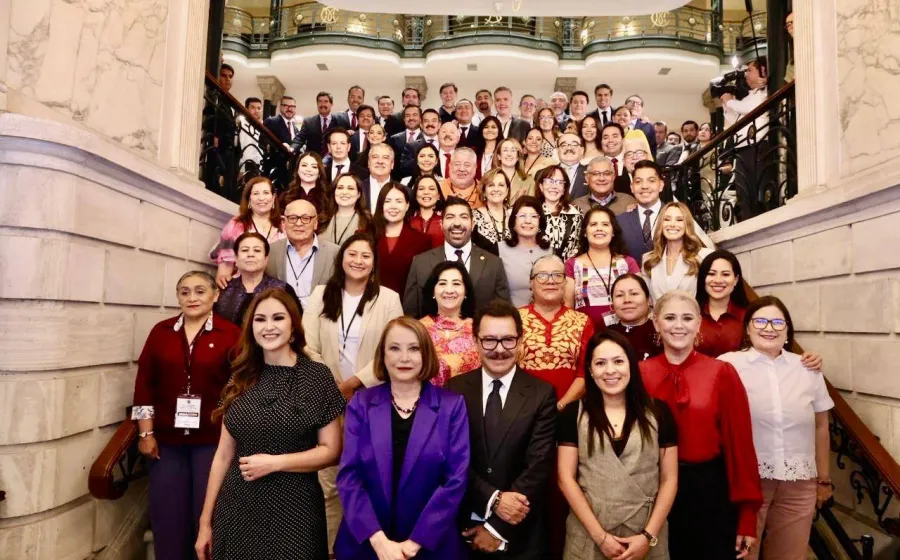 Nino Morales participa en reunión de Senadores en Palacio Nacional
