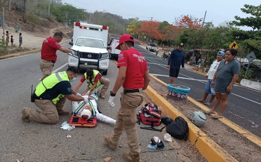 Protección Civil y Bomberos Huatulco brindan atención a motociclista lesionado