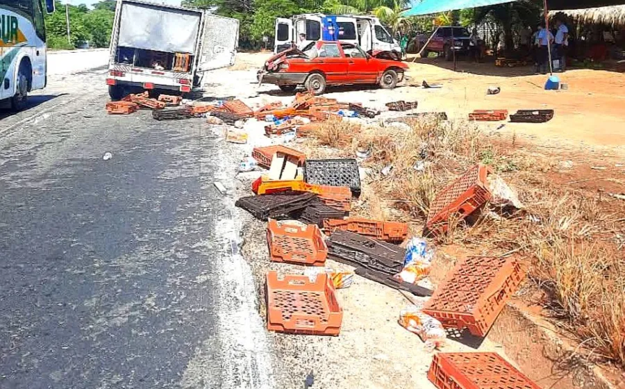 Camioneta y automovil chocan sobre la carretera Federal 200 
